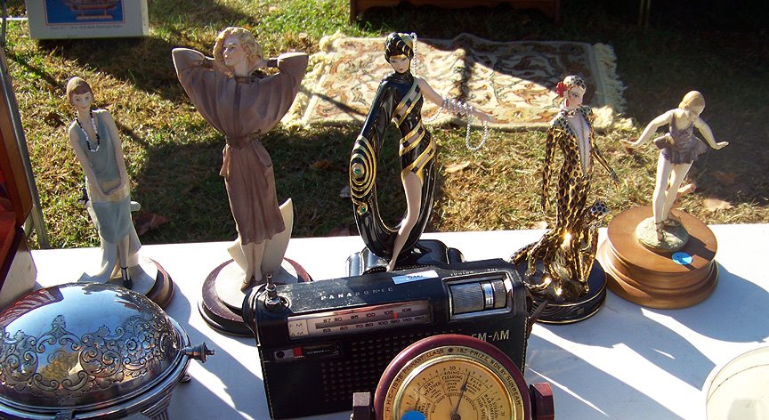 [Flea_Ldy_statues.jpg]