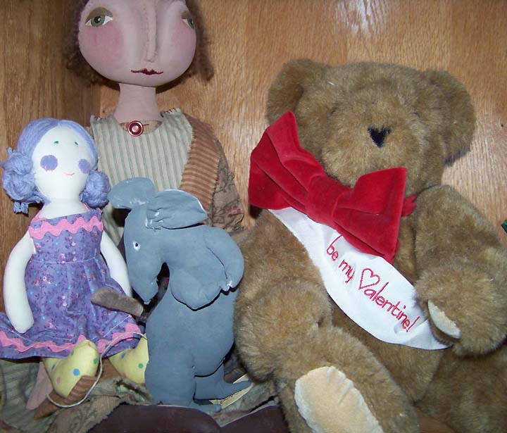 [dolls.on.shelf.jpg]