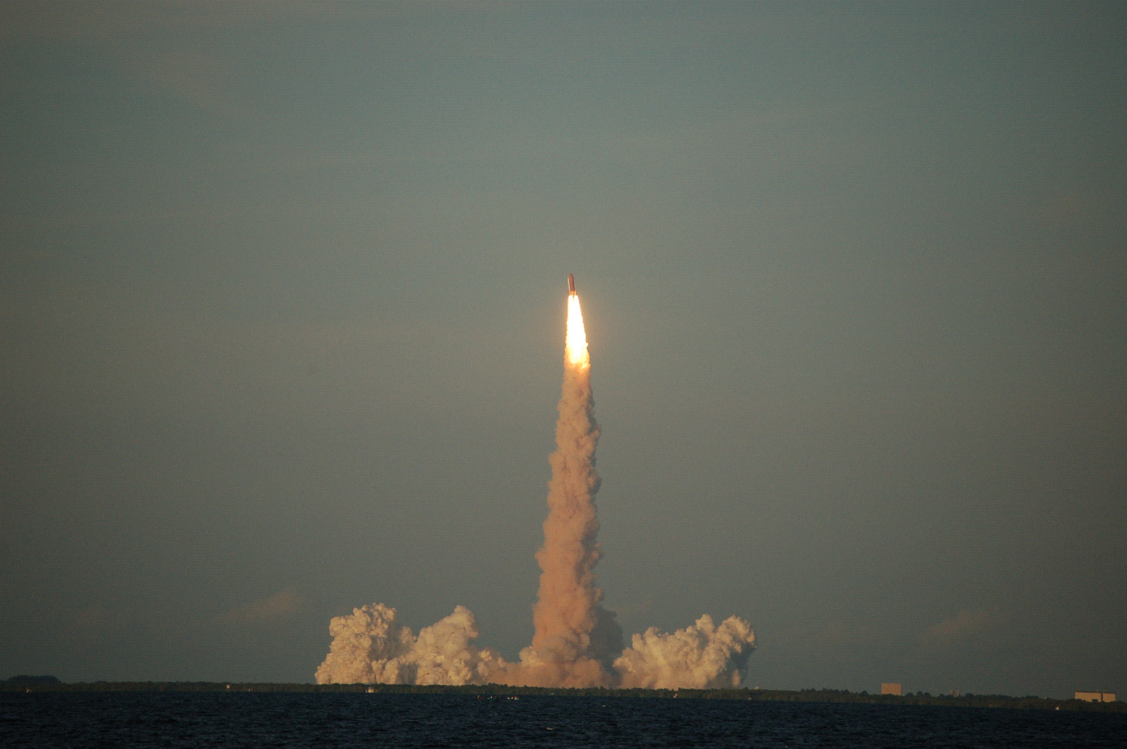 [shuttle+launch+010a.GIF]