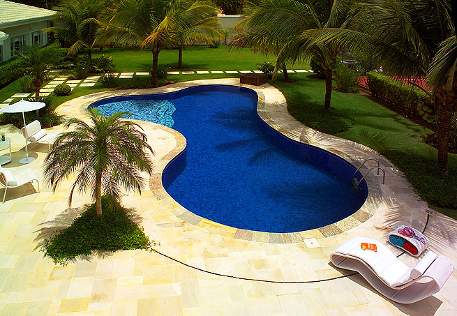 jardim quintal grande:Essa é uma graça. Adorei as árvores em volta, a grama e a casa jardim quintal grande:Essa é uma graça. Adorei as árvores em volta, a grama e a casa