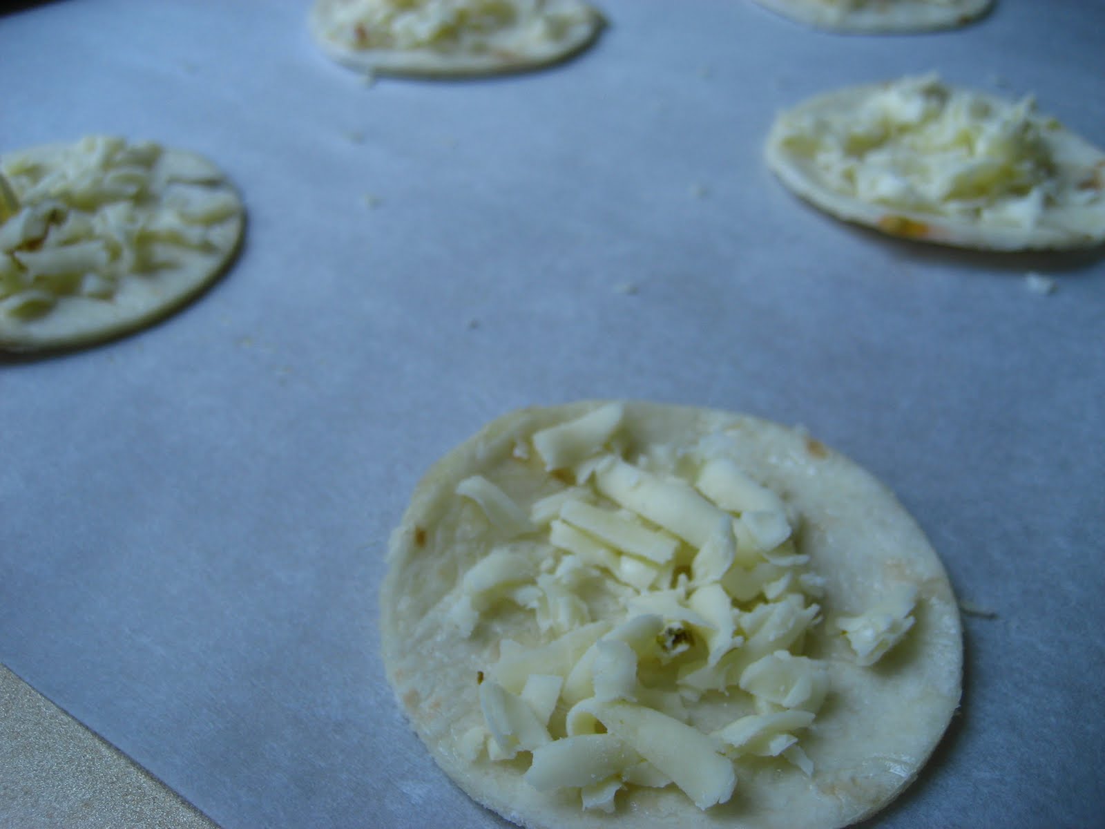 [tomato+puff+pastry+bites.+pizza+bites+023.JPG]