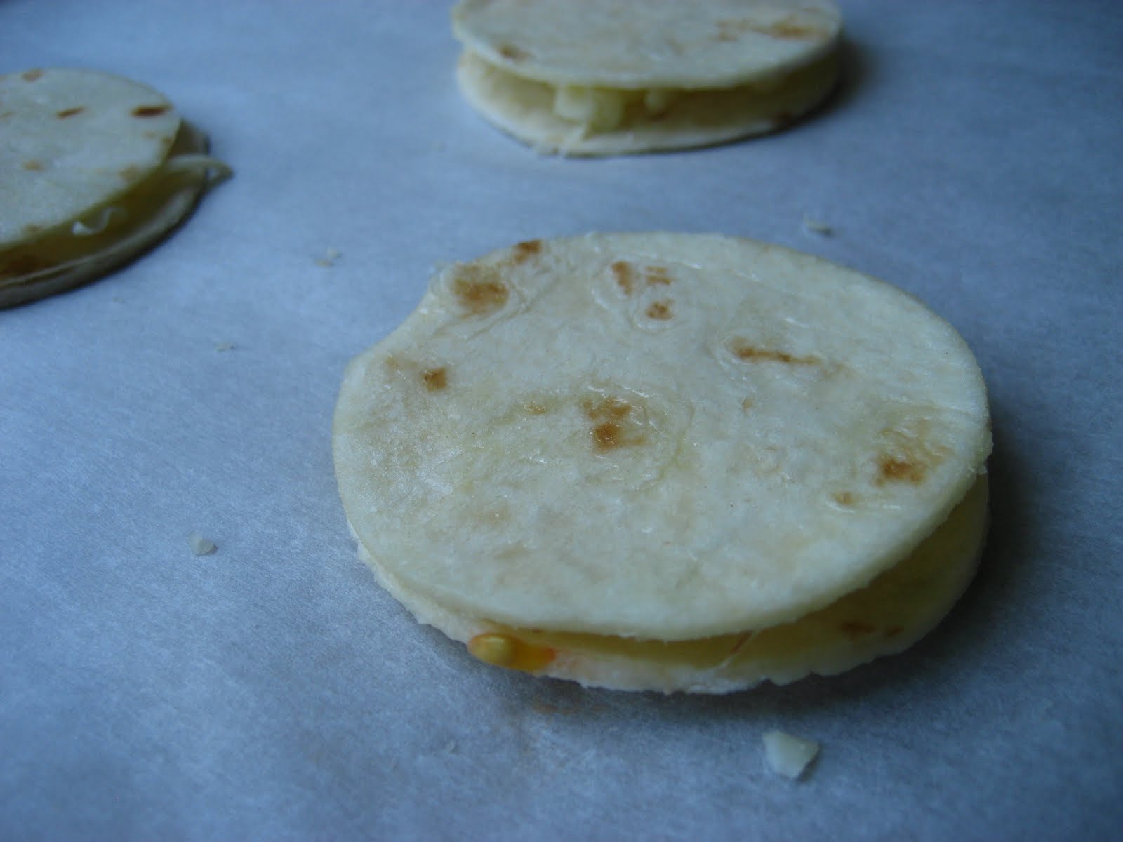 [tomato+puff+pastry+bites.+pizza+bites+025.JPG]