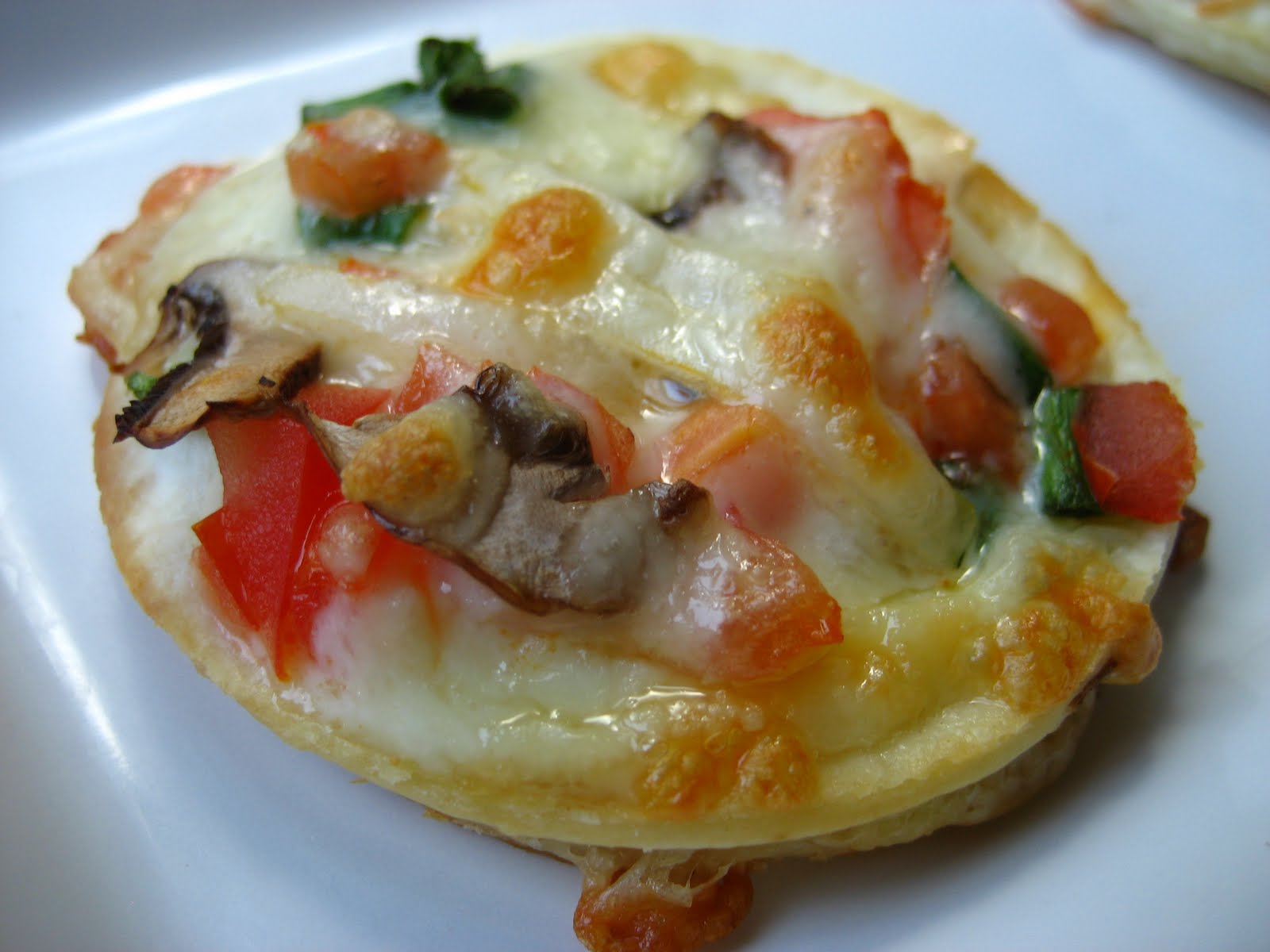 [tomato+puff+pastry+bites.+pizza+bites+038.JPG]