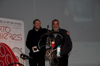 Montesinos recogiendo el premio de las manos de Jenner