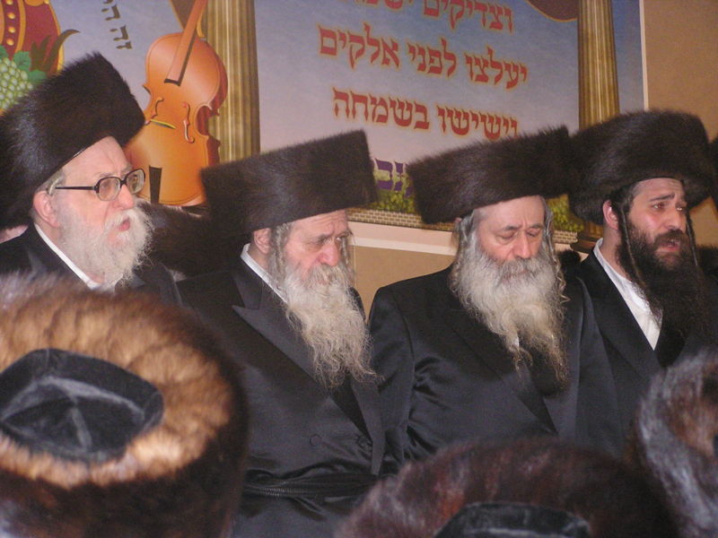 [800px-Chernobil_rabbis.jpg]