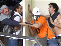 Socialistas armados defendiendo a regimen dictatorial Socialistas armados defendiendo a regimen dictatorial