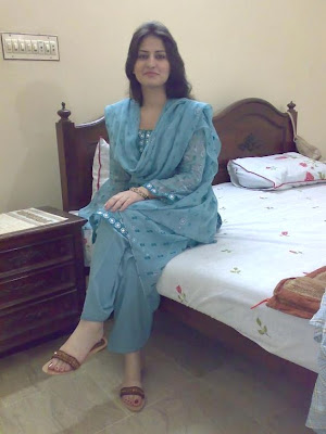 Pakistani Indian Home Girl - Click to see in full size