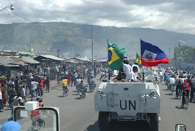 http://4.bp.blogspot.com/_PO0GvuXtKgY/S1rryY0K_hI/AAAAAAAAAZA/XY0Lp9d2RzU/s320/brasil+haiti.jpg