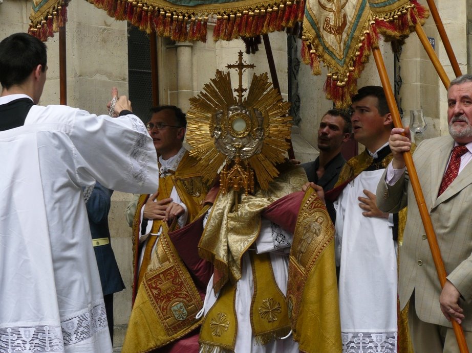 [procession2.JPG]