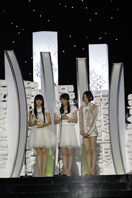 Perfume en los Asian Music Awards 2010 Perfume+premio