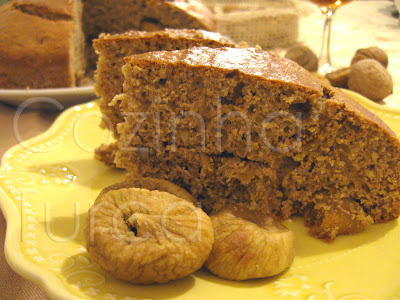 Bolo de Figos Secos e Nozes (İncirli ve Cevizli Kek)