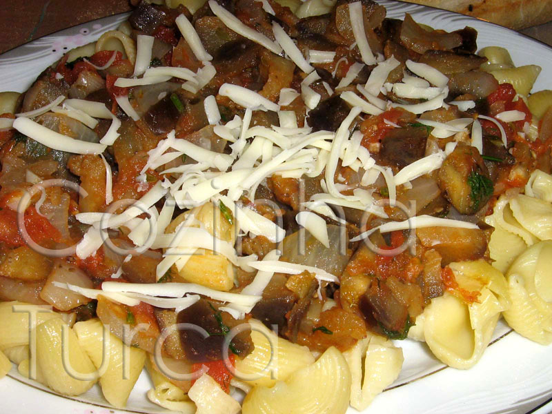 Massa com Beringela (Patlıcanlı Makarna)