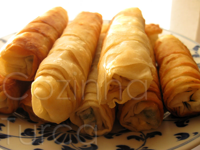 Rolos Crocantes de Queijo e Salsa (Sigara Böreği)