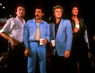 http://4.bp.blogspot.com/_Pf5B-3JZksI/SMnEk0kpCDI/AAAAAAAACFU/QyBulHq_3Jw/s320/queen+1982+2.jpg