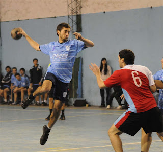 http://4.bp.blogspot.com/_PgWIoMgNIbs/TEMDRml4USI/AAAAAAAAAJ4/cVabv4BJ5cw/s1600/handball3.jpg