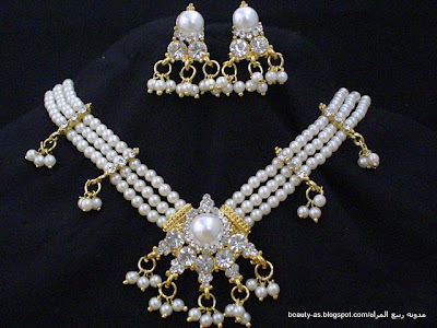 اكسسوارات ذهبيه رائعه Artificial+pearl+beaded+necklace+with+matching+white+stone+studded+on+the+pendant
