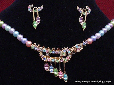 اكسسوارات ذهبيه رائعه Artificial+Multicolour+Pearl+Necklace+Set+With+Stones+_amp_+Beads+Studded+Pendants+_amp_++Earrings