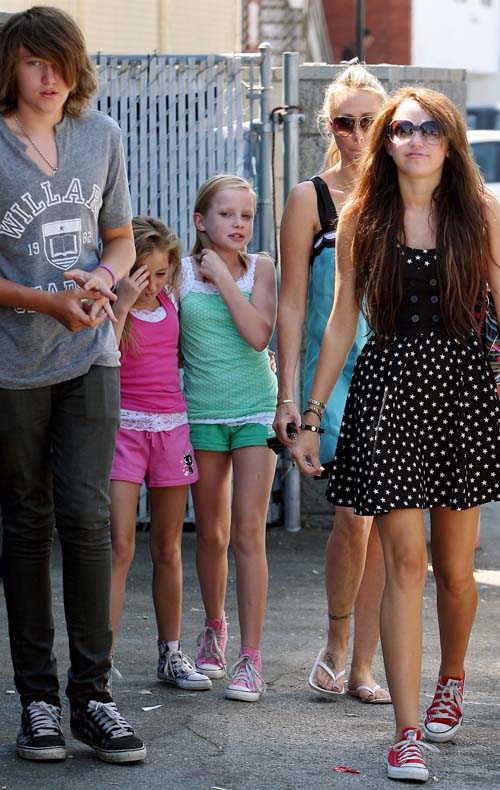 [miley-cyrus-shop-blogdelatele-1.JPG]