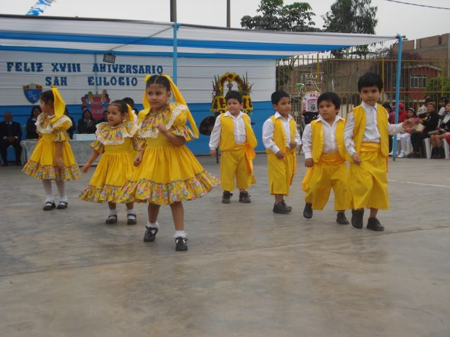 Los niños de Inicial 3 años volvieron a presentarse en el escenario Los niños de Inicial 3 años volvieron a presentarse en el escenario