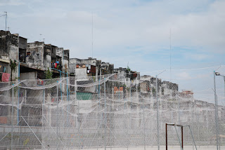 des filets entourent des terrains de volley derrière le Building,à louer pour une partie en amis - Phnom Penh, Vann Molyvann des filets entourent des terrains de volley derrière le Building,à louer pour une partie en amis - Phnom Penh, Vann Molyvann