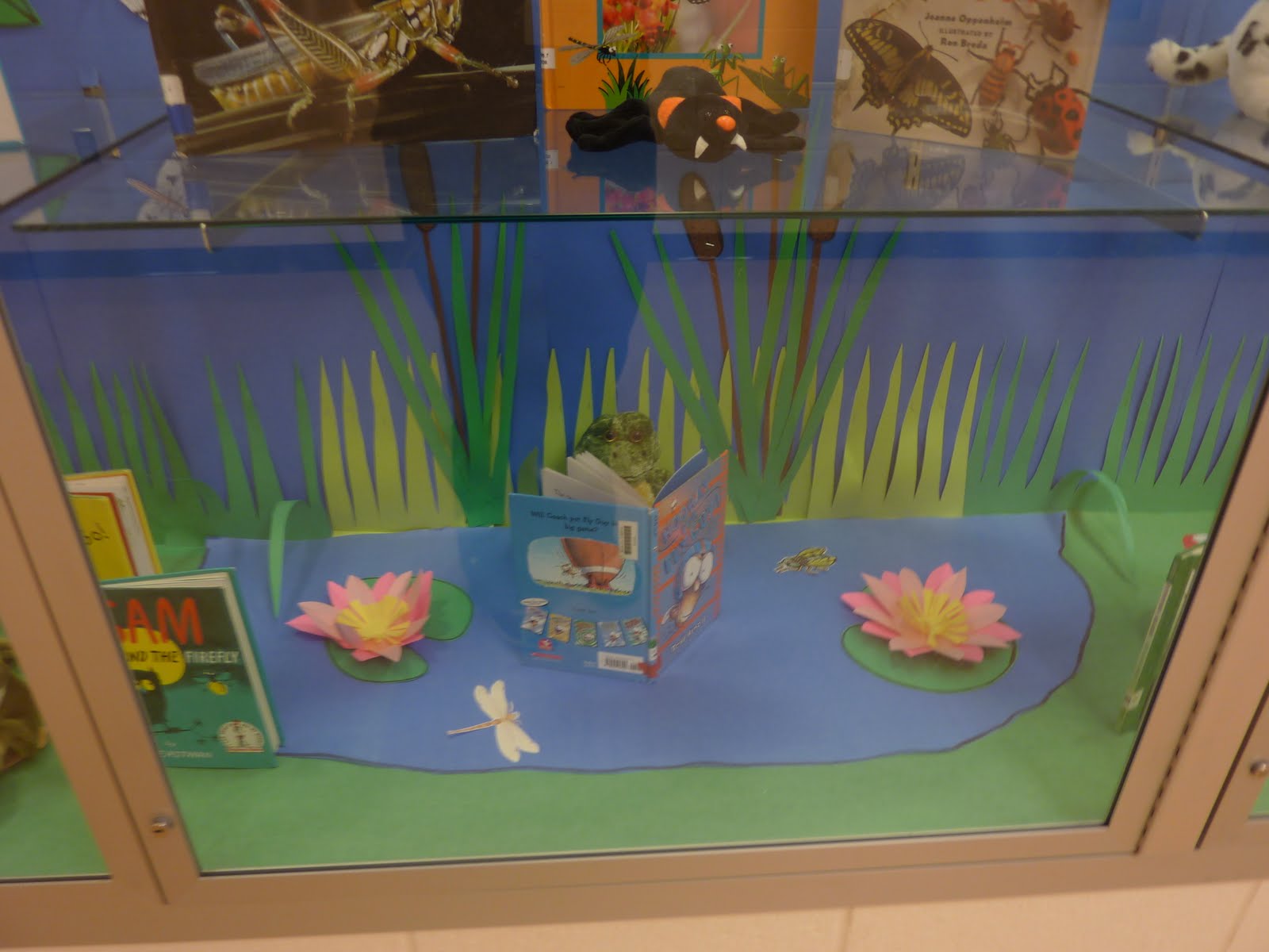 izkim Willow Hill Spring Display Case 09 10