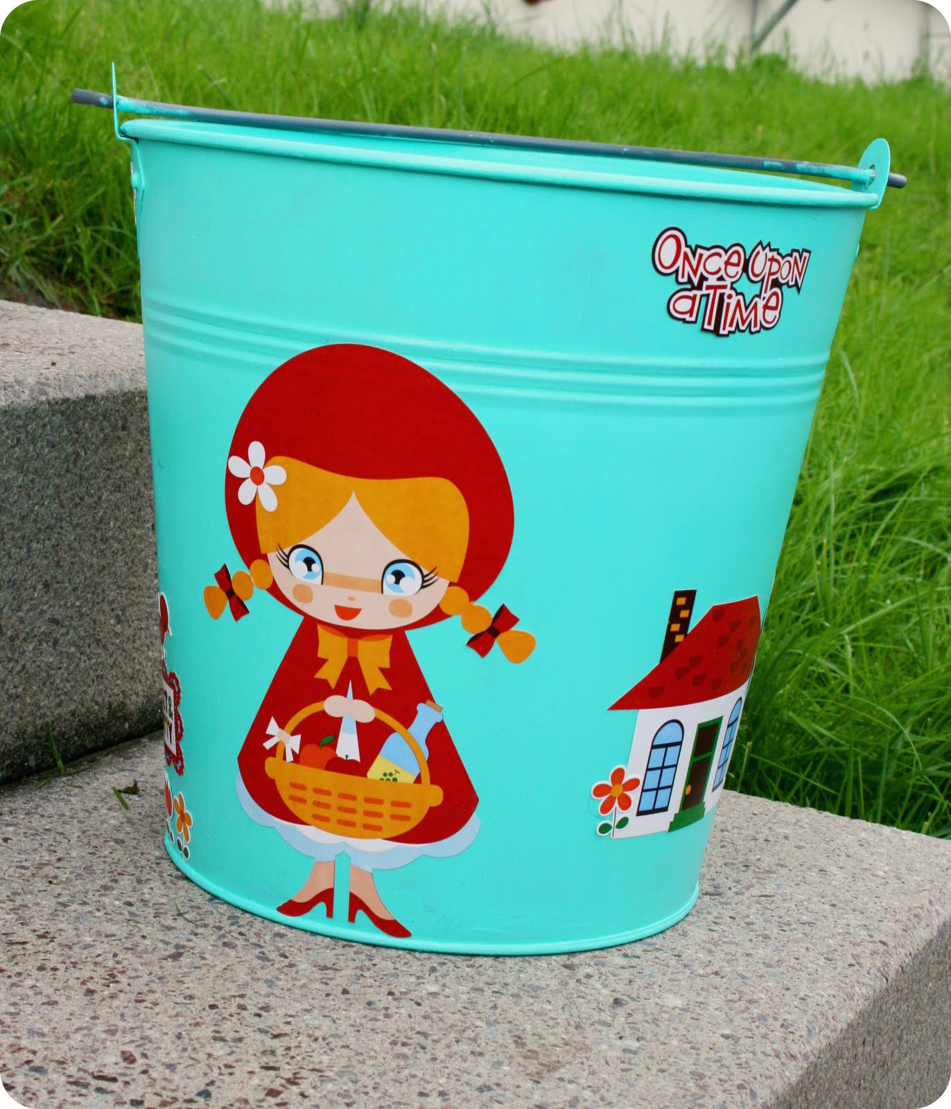 Parrish Platz Little Red Bucket