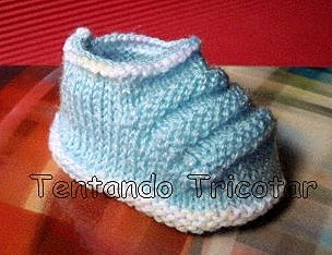 imagem de sapatinho de bebe azul e rosa