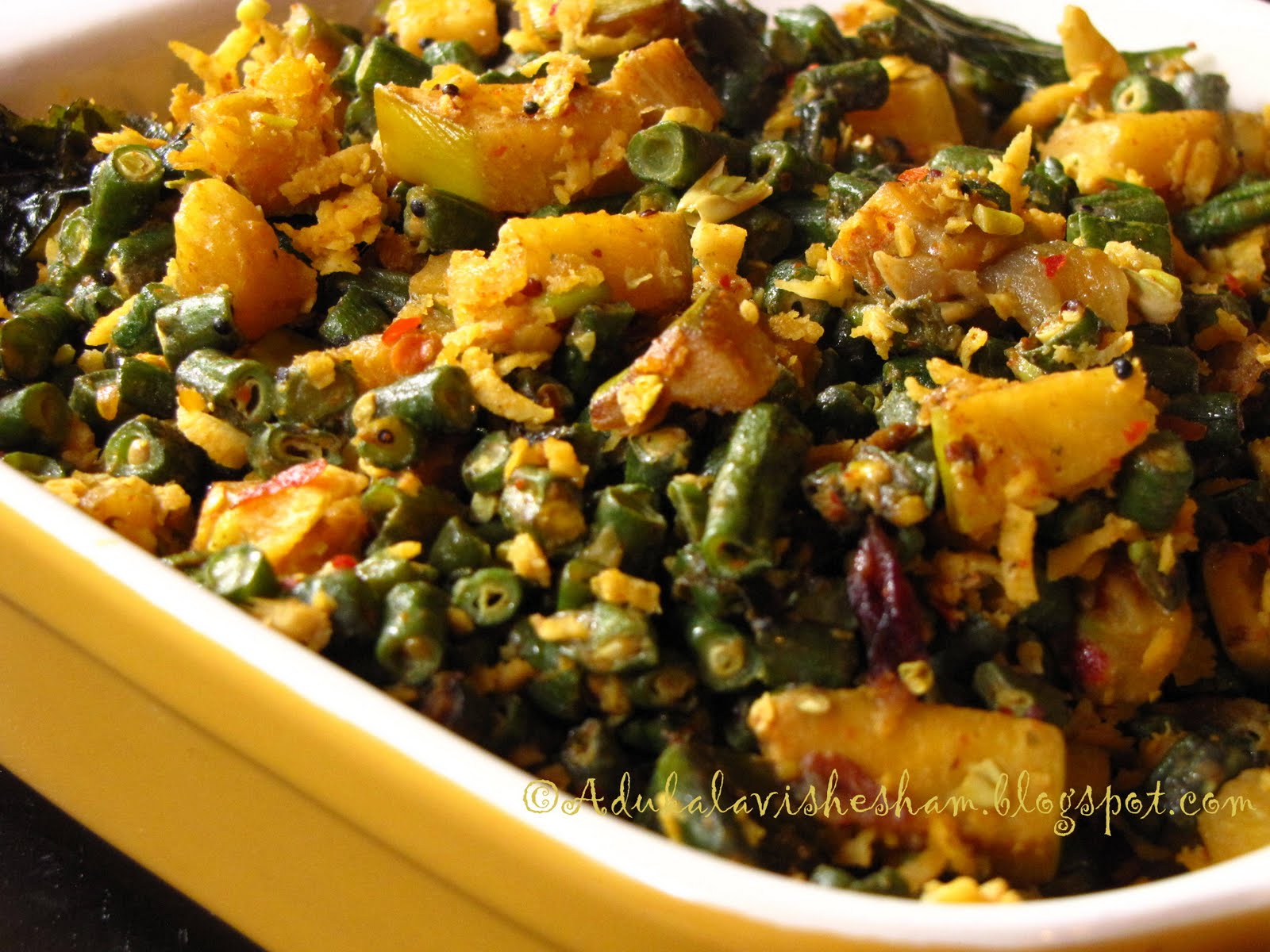 Adukala Vishesham Pachakkaya Payar Thoran / Raw plaintain long yard beans stir fry