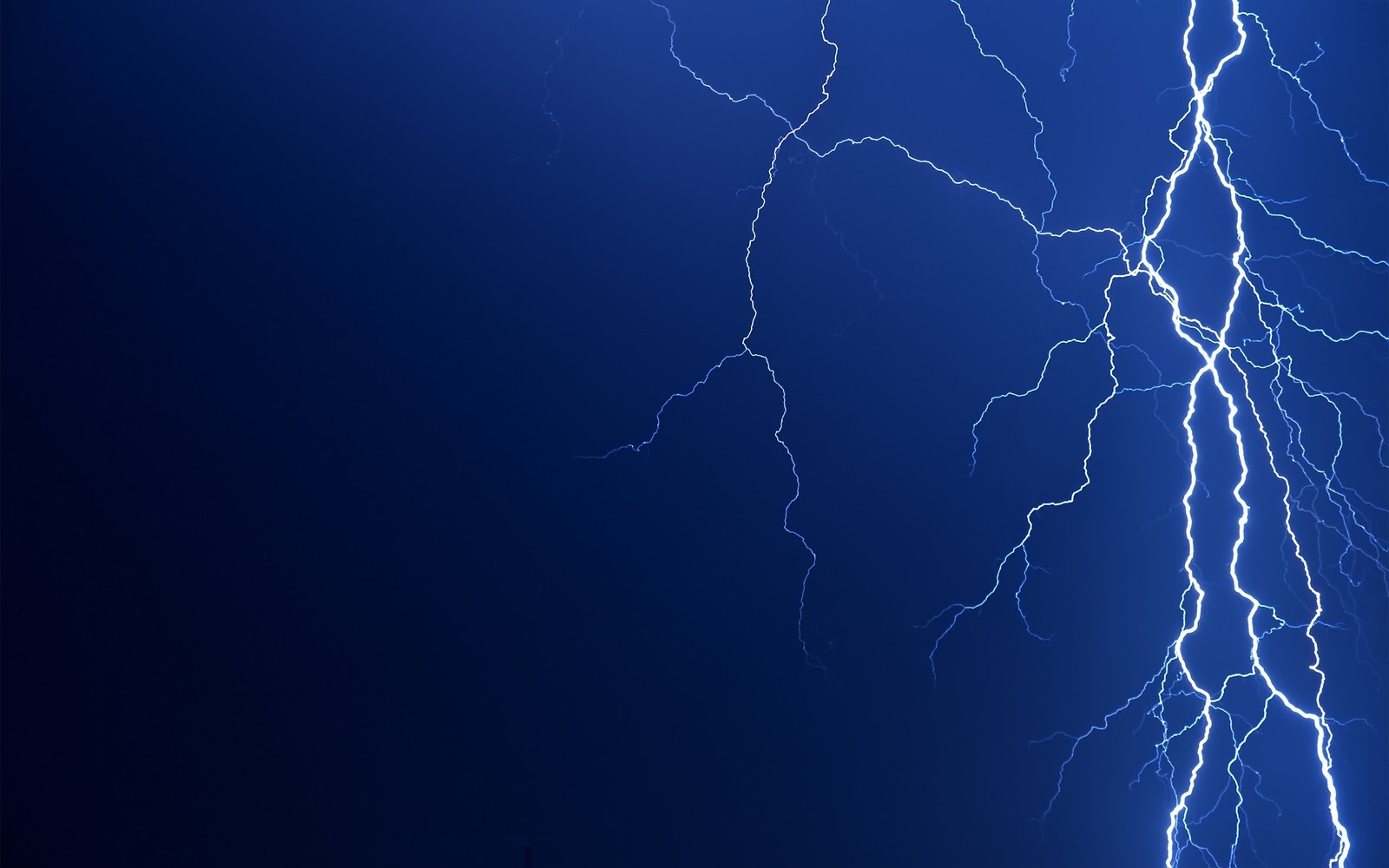 http://4.bp.blogspot.com/_Q3ceIi8ICEQ/TQ9379mwyfI/AAAAAAAAAmc/2ypyJyWOXLQ/s1600/lightning-bolt-wallpapers_22218_2560x1600.jpg