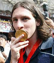 messi besando la medalla
