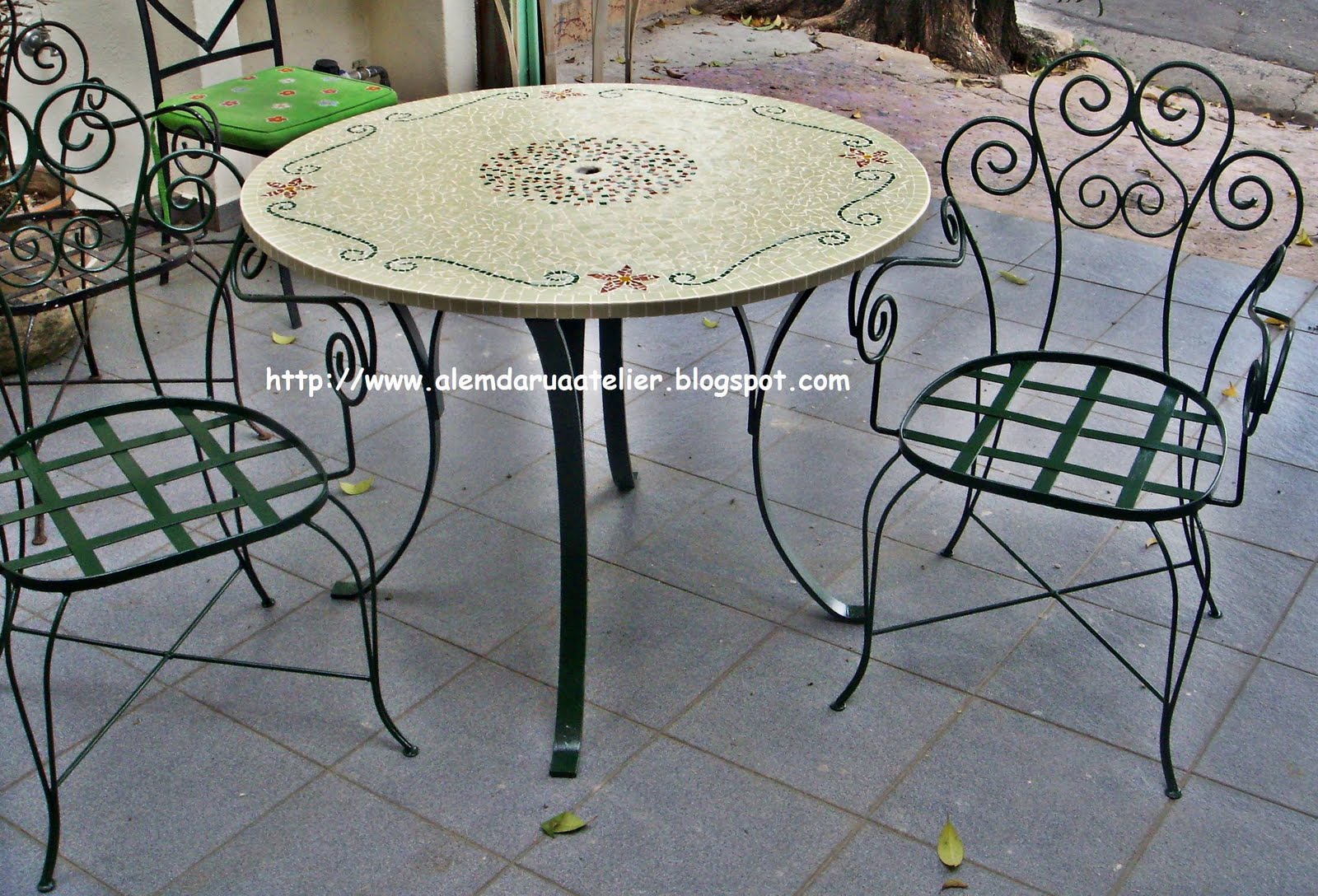 mesa para jardim ferro: duas poltronas de ferro notem que o ferro foi pintado em verde bem mesa para jardim ferro: duas poltronas de ferro notem que o ferro foi pintado em verde bem