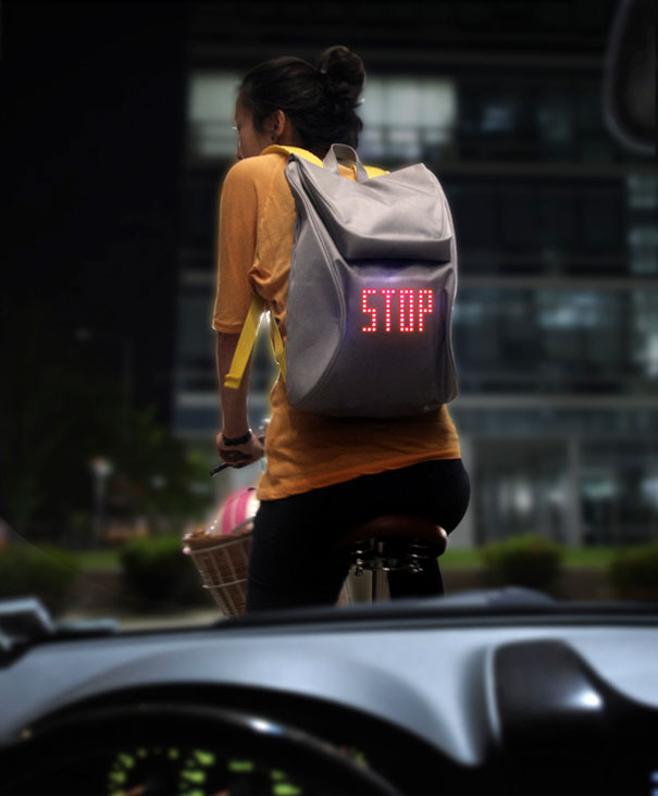 Cycling Backpack Shows Turn Signals 1