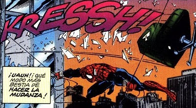 Spiderman esquivando sillones voladores