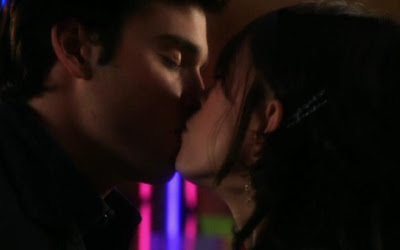 Clark and Lana have a little bit of kissey time