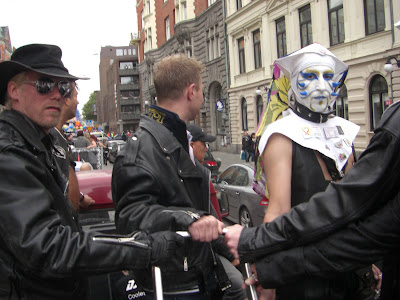 Durante el desfile junto a los hombres de cuero.