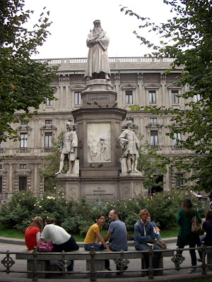 Escultura de Leonardo da Vinci en Piazza Scala.