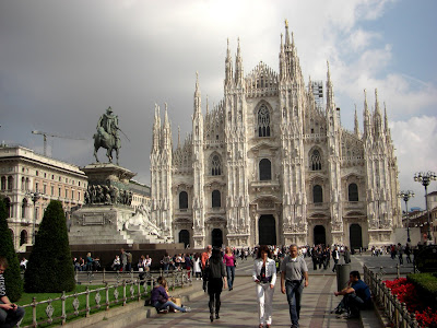 Piazza Doumo con la fachada de la catedral restaurada. Perteneciente al góitco, 3ra iglesia más grandes del mundo, superada por S. Pedro en Roma y S. Pablo en Londres.