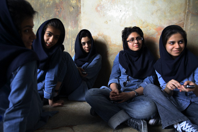 [High+School+Girls+at+Imam+Mosque+in+Esfahan.jpg]