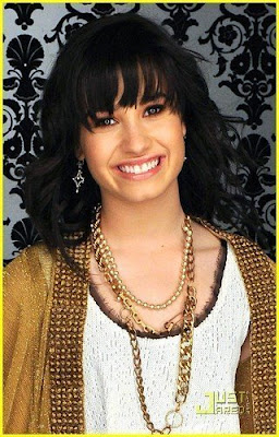 Demi Lovato Lyrics on Mas Fotos Lo Que Soy Demi Lovato