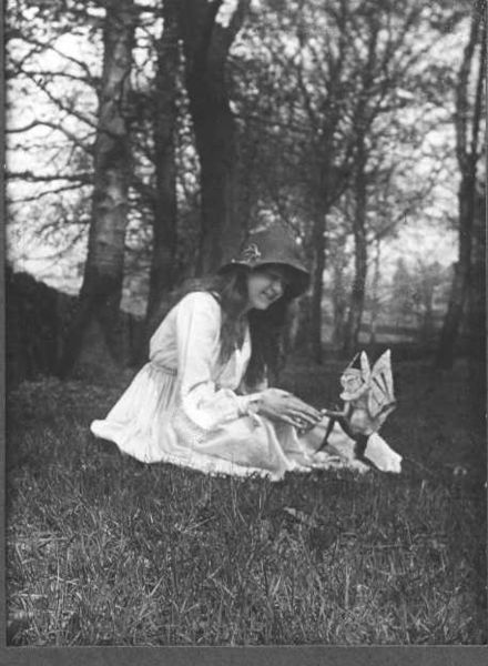 Dossier negro: Las Hadas de Cottingley 440px-cottingley_fairies_2