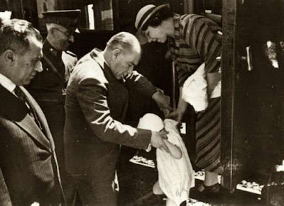 Atatürk Resimleri Çocuk Sevgisisi