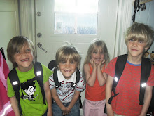 Pojkarna på sin första skolresa. Maj 2010.