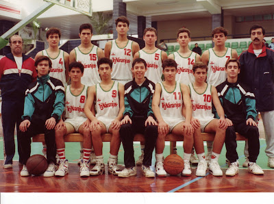 Foto de uma dessas históricas equipas da Formação do Basquetebol Farense que atingiu a Fase Final do Campeonato Nacional de Cadetes Masculinos no inicio dos anos 90