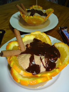 Articole culinare : Inghetata Mars cu sos de ciocolata Snickers in bol de portocala