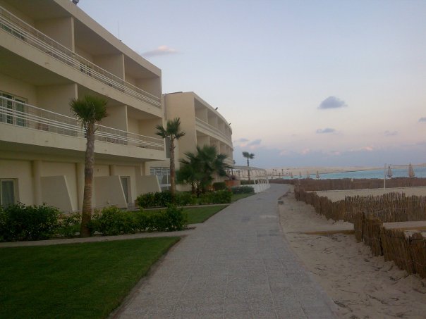 [Alamein+Hotel+pathway+on+the+beach.jpg]