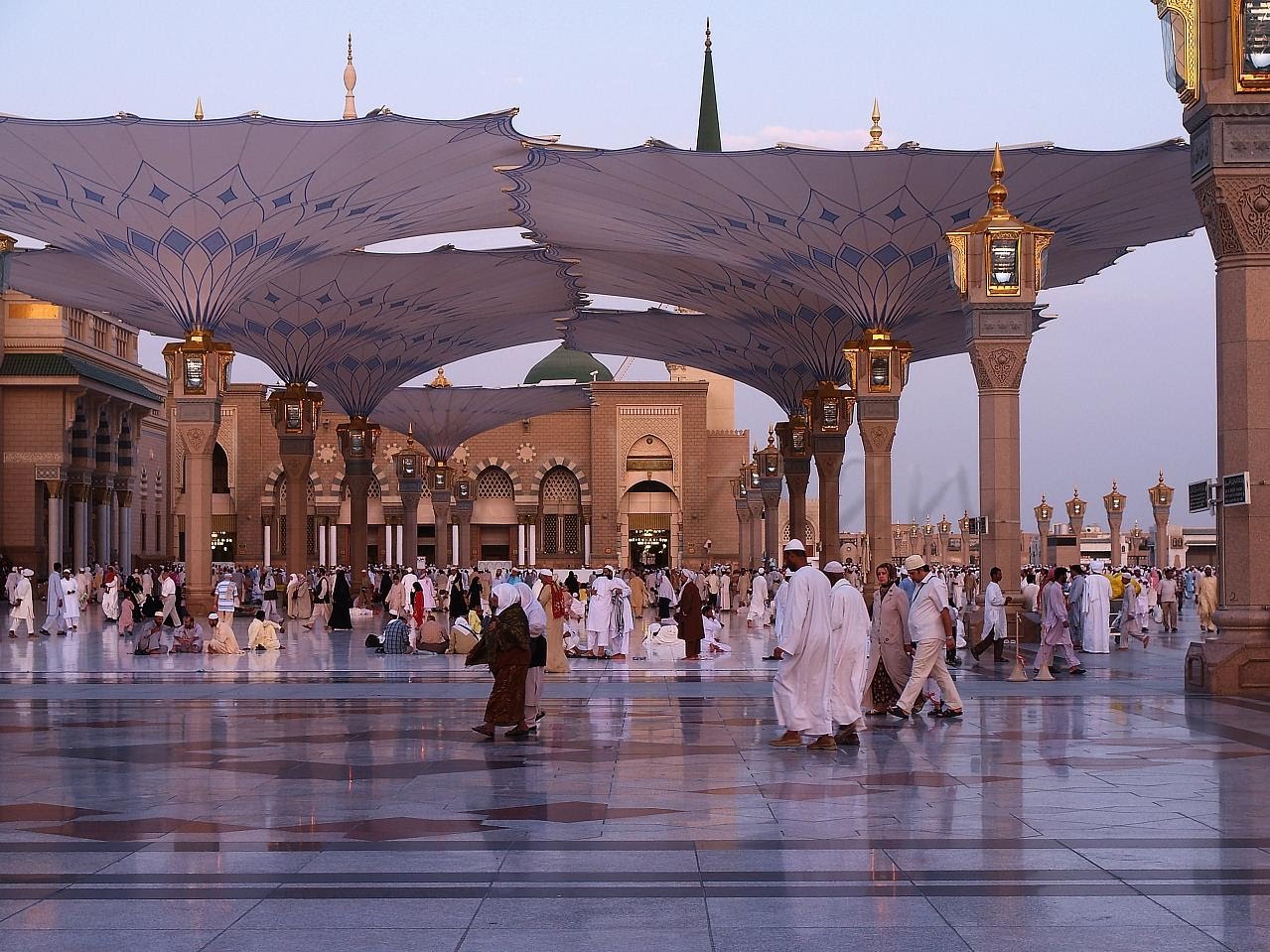 http://4.bp.blogspot.com/_Qc6aMdLT994/TGUEdVW34BI/AAAAAAAAF9Q/dYu9i9H13HY/s1600/Masjid+Al+Nabawi+in+Madinah+-+Saudi+Arabia+(shields).jpg