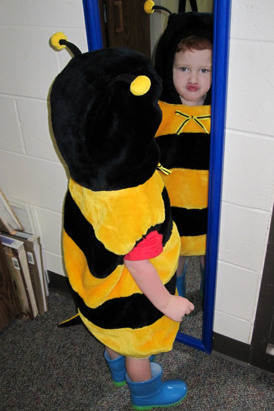 [Benjamin+dressed+up+as+a+bee+at+school.jpg]