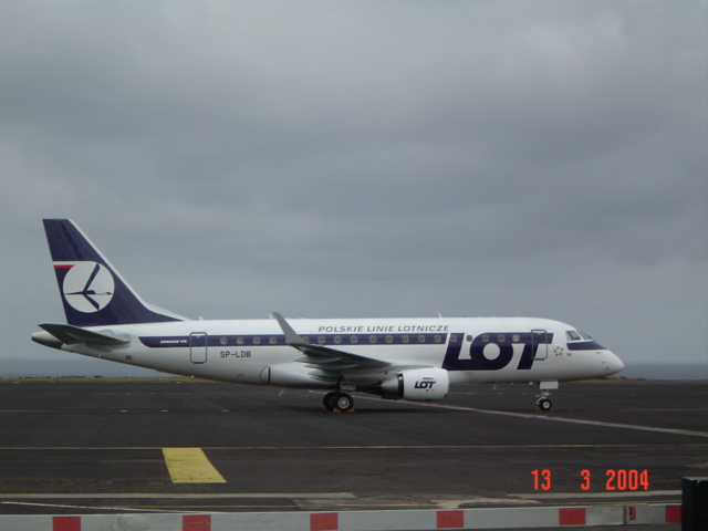 [embraer170.JPG]