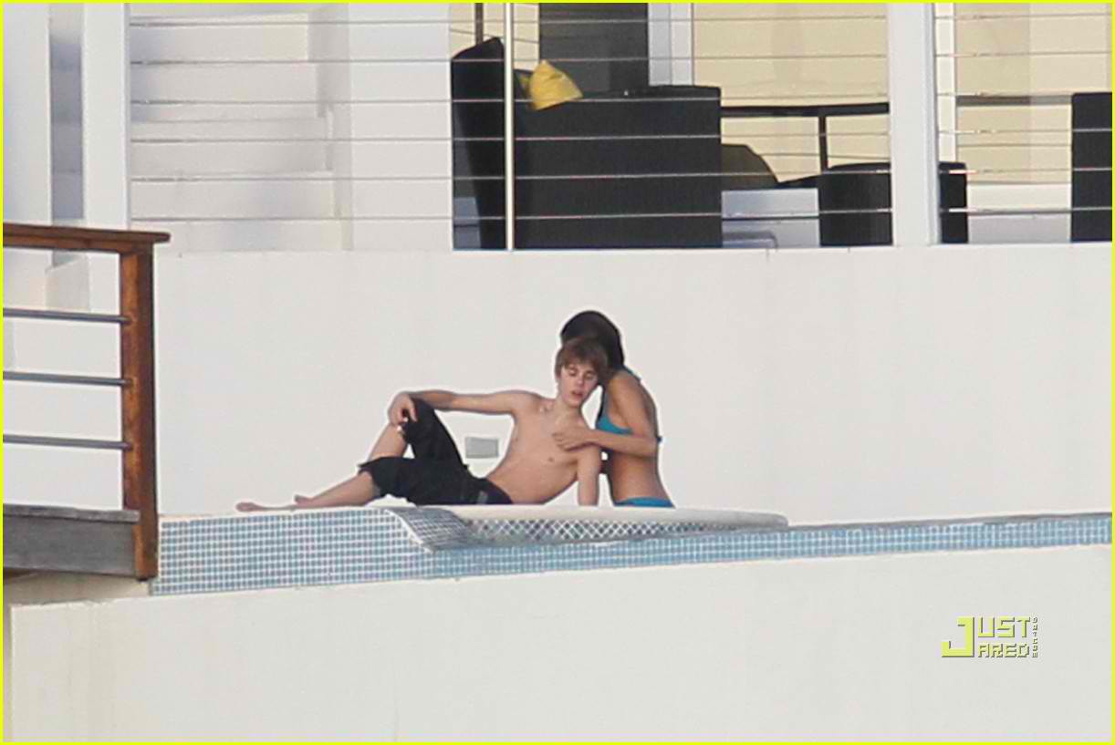 Justin Bieber and Selena Gomez Kissing Justin Bieber and Selena Gomez Kissing