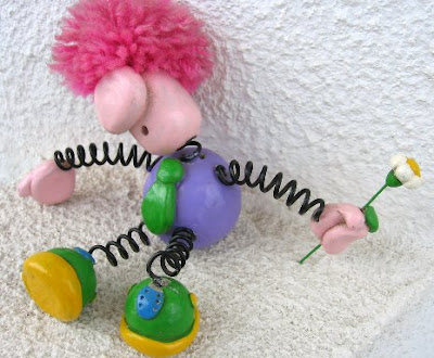 Boneco de barro com flor